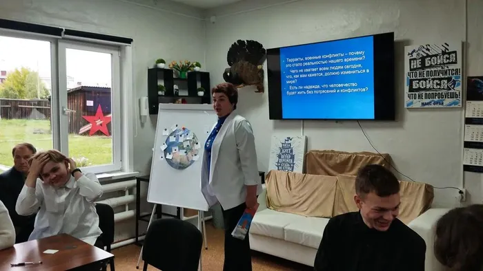 3 сентября — дата, которая для каждого из нас наполнена особым смыслом. В этот день мы вспоминаем окончание Второй мировой войны и склоняем головы в память о жертвах террористических актов.
В Центральной библиотеке прошел серьезный диалог с учениками старших классов МКОУ «СОШ №1» р. п. Куйтун. Встречу назвали «Терроризм — игра без правил», но уже в процессе общения стало ясно: здесь нет места играм. Терроризм — это жестокая попытка навязать миру хаос, и противостоять ему можно только знаниями и бдительностью.
Вместе с ребятами мы восстановили в памяти трагические страницы истории нашей страны: Со времен Второй мировой войны перейдя в современный мир от Беслана и Буденновска до Волгодонска и Каспийска. Обсудили непростые вопросы: почему преступники выбирают тактику запугивания? Должно ли государство отвечать на насилие жестко или строго в рамках закона? И, главное, что каждый из нас может сделать, чтобы мир стал безопаснее?
Особое внимание уделили практической стороне безопасности. Разобрали алгоритмы действий в ситуациях, с которыми, к сожалению, может столкнуться любой:
Что делать, если в транспорте осталась бесхозная сумка? Как вести себя при звуках выстрелов или взрыве? Как действовать, если поступила угроза по телефону или объявлена эвакуация? Как не поддаться панике в давке? Эти знания — не просто теория, а необходимый навык выживания в современном мире.
В завершение встречи ребята оставили свои пожелания на символической планете, размещенной на нашем плакате. Каждый из них ответил на вопрос: «Что нужно делать, чтобы в мире не было терроризма?». Искренние слова школьников еще раз подтвердили: наше главное оружие — это человечность, критическое мышление и гражданская ответственность.
Началась   встреча с фразы «игра без правил», а закончили её осознанием: наши правила — это закон, взаимопомощь и умение противостоять насилию. Только так мы можем защитить наше общее будущее.