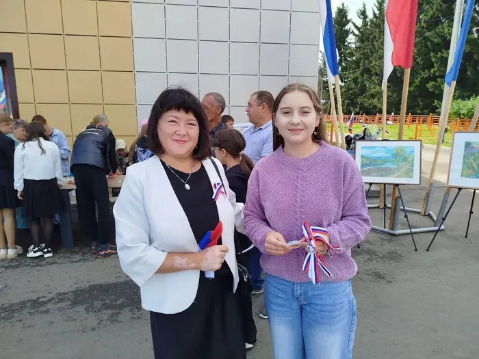 Елена  Алексеевна   с  волонтерем
