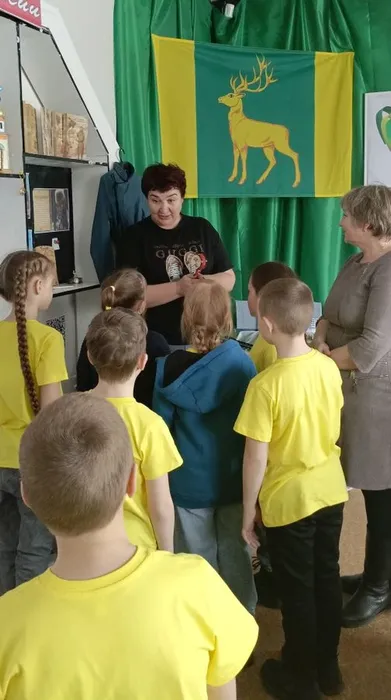 рассматривают  макеты  (2)