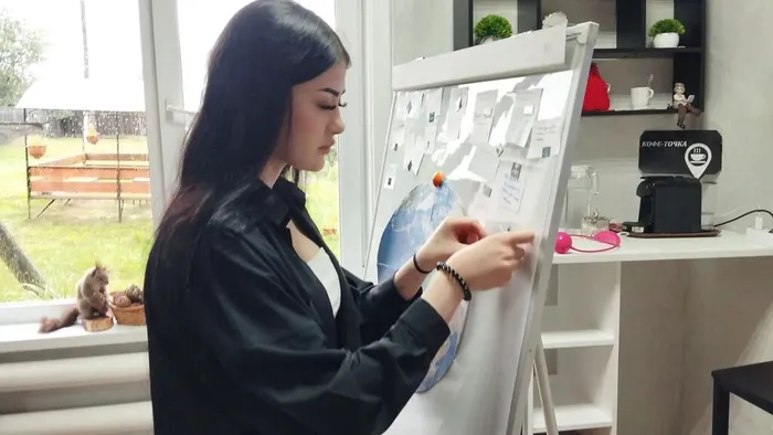 3 сентября — дата, которая для каждого из нас наполнена особым смыслом. В этот день мы вспоминаем окончание Второй мировой войны и склоняем головы в память о жертвах террористических актов.
В Центральной библиотеке прошел серьезный диалог с учениками старших классов МКОУ «СОШ №1» р. п. Куйтун. Встречу назвали «Терроризм — игра без правил», но уже в процессе общения стало ясно: здесь нет места играм. Терроризм — это жестокая попытка навязать миру хаос, и противостоять ему можно только знаниями и бдительностью.
Вместе с ребятами мы восстановили в памяти трагические страницы истории нашей страны: Со времен Второй мировой войны перейдя в современный мир от Беслана и Буденновска до Волгодонска и Каспийска. Обсудили непростые вопросы: почему преступники выбирают тактику запугивания? Должно ли государство отвечать на насилие жестко или строго в рамках закона? И, главное, что каждый из нас может сделать, чтобы мир стал безопаснее?
Особое внимание уделили практической стороне безопасности. Разобрали алгоритмы действий в ситуациях, с которыми, к сожалению, может столкнуться любой:
Что делать, если в транспорте осталась бесхозная сумка? Как вести себя при звуках выстрелов или взрыве? Как действовать, если поступила угроза по телефону или объявлена эвакуация? Как не поддаться панике в давке? Эти знания — не просто теория, а необходимый навык выживания в современном мире.
В завершение встречи ребята оставили свои пожелания на символической планете, размещенной на нашем плакате. Каждый из них ответил на вопрос: «Что нужно делать, чтобы в мире не было терроризма?». Искренние слова школьников еще раз подтвердили: наше главное оружие — это человечность, критическое мышление и гражданская ответственность.
Началась   встреча с фразы «игра без правил», а закончили её осознанием: наши правила — это закон, взаимопомощь и умение противостоять насилию. Только так мы можем защитить наше общее будущее.