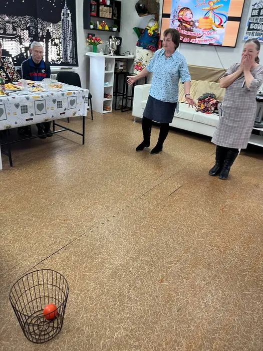 девушки  соревнуются