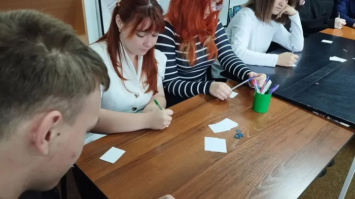 3 сентября — дата, которая для каждого из нас наполнена особым смыслом. В этот день мы вспоминаем окончание Второй мировой войны и склоняем головы в память о жертвах террористических актов.
В Центральной библиотеке прошел серьезный диалог с учениками старших классов МКОУ «СОШ №1» р. п. Куйтун. Встречу назвали «Терроризм — игра без правил», но уже в процессе общения стало ясно: здесь нет места играм. Терроризм — это жестокая попытка навязать миру хаос, и противостоять ему можно только знаниями и бдительностью.
Вместе с ребятами мы восстановили в памяти трагические страницы истории нашей страны: Со времен Второй мировой войны перейдя в современный мир от Беслана и Буденновска до Волгодонска и Каспийска. Обсудили непростые вопросы: почему преступники выбирают тактику запугивания? Должно ли государство отвечать на насилие жестко или строго в рамках закона? И, главное, что каждый из нас может сделать, чтобы мир стал безопаснее?
Особое внимание уделили практической стороне безопасности. Разобрали алгоритмы действий в ситуациях, с которыми, к сожалению, может столкнуться любой:
Что делать, если в транспорте осталась бесхозная сумка? Как вести себя при звуках выстрелов или взрыве? Как действовать, если поступила угроза по телефону или объявлена эвакуация? Как не поддаться панике в давке? Эти знания — не просто теория, а необходимый навык выживания в современном мире.
В завершение встречи ребята оставили свои пожелания на символической планете, размещенной на нашем плакате. Каждый из них ответил на вопрос: «Что нужно делать, чтобы в мире не было терроризма?». Искренние слова школьников еще раз подтвердили: наше главное оружие — это человечность, критическое мышление и гражданская ответственность.
Началась   встреча с фразы «игра без правил», а закончили её осознанием: наши правила — это закон, взаимопомощь и умение противостоять насилию. Только так мы можем защитить наше общее будущее.