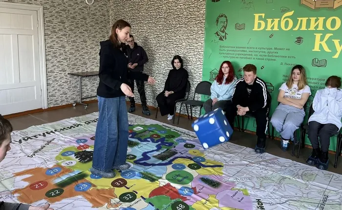 кидает  кубик