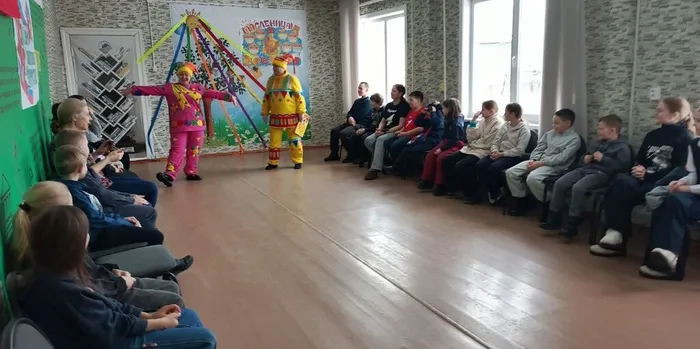 ведущие  скоморохи