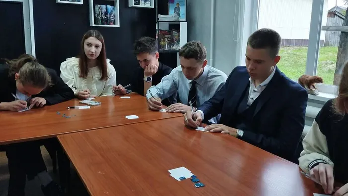 3 сентября — дата, которая для каждого из нас наполнена особым смыслом. В этот день мы вспоминаем окончание Второй мировой войны и склоняем головы в память о жертвах террористических актов.
В Центральной библиотеке прошел серьезный диалог с учениками старших классов МКОУ «СОШ №1» р. п. Куйтун. Встречу назвали «Терроризм — игра без правил», но уже в процессе общения стало ясно: здесь нет места играм. Терроризм — это жестокая попытка навязать миру хаос, и противостоять ему можно только знаниями и бдительностью.
Вместе с ребятами мы восстановили в памяти трагические страницы истории нашей страны: Со времен Второй мировой войны перейдя в современный мир от Беслана и Буденновска до Волгодонска и Каспийска. Обсудили непростые вопросы: почему преступники выбирают тактику запугивания? Должно ли государство отвечать на насилие жестко или строго в рамках закона? И, главное, что каждый из нас может сделать, чтобы мир стал безопаснее?
Особое внимание уделили практической стороне безопасности. Разобрали алгоритмы действий в ситуациях, с которыми, к сожалению, может столкнуться любой:
Что делать, если в транспорте осталась бесхозная сумка? Как вести себя при звуках выстрелов или взрыве? Как действовать, если поступила угроза по телефону или объявлена эвакуация? Как не поддаться панике в давке? Эти знания — не просто теория, а необходимый навык выживания в современном мире.
В завершение встречи ребята оставили свои пожелания на символической планете, размещенной на нашем плакате. Каждый из них ответил на вопрос: «Что нужно делать, чтобы в мире не было терроризма?». Искренние слова школьников еще раз подтвердили: наше главное оружие — это человечность, критическое мышление и гражданская ответственность.
Началась   встреча с фразы «игра без правил», а закончили её осознанием: наши правила — это закон, взаимопомощь и умение противостоять насилию. Только так мы можем защитить наше общее будущее.
