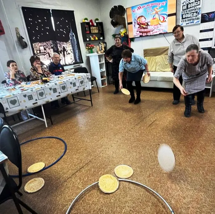 метание  блинов