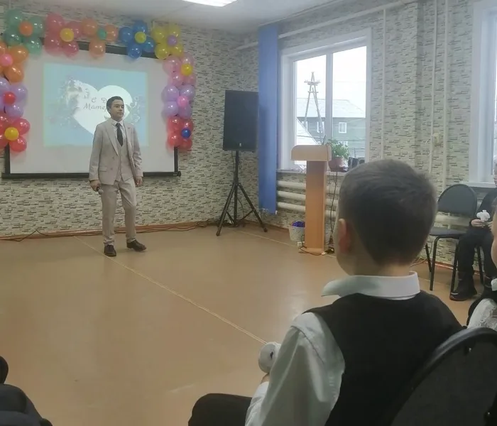 Поет  Тимур