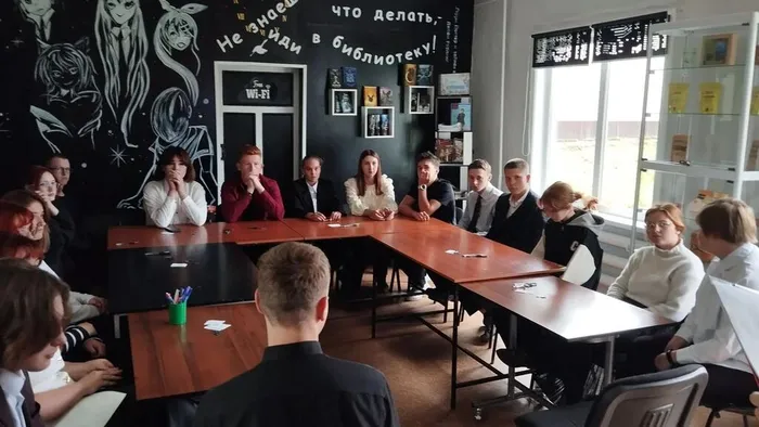 3 сентября — дата, которая для каждого из нас наполнена особым смыслом. В этот день мы вспоминаем окончание Второй мировой войны и склоняем головы в память о жертвах террористических актов.
В Центральной библиотеке прошел серьезный диалог с учениками старших классов МКОУ «СОШ №1» р. п. Куйтун. Встречу назвали «Терроризм — игра без правил», но уже в процессе общения стало ясно: здесь нет места играм. Терроризм — это жестокая попытка навязать миру хаос, и противостоять ему можно только знаниями и бдительностью.
Вместе с ребятами мы восстановили в памяти трагические страницы истории нашей страны: Со времен Второй мировой войны перейдя в современный мир от Беслана и Буденновска до Волгодонска и Каспийска. Обсудили непростые вопросы: почему преступники выбирают тактику запугивания? Должно ли государство отвечать на насилие жестко или строго в рамках закона? И, главное, что каждый из нас может сделать, чтобы мир стал безопаснее?
Особое внимание уделили практической стороне безопасности. Разобрали алгоритмы действий в ситуациях, с которыми, к сожалению, может столкнуться любой:
Что делать, если в транспорте осталась бесхозная сумка? Как вести себя при звуках выстрелов или взрыве? Как действовать, если поступила угроза по телефону или объявлена эвакуация? Как не поддаться панике в давке? Эти знания — не просто теория, а необходимый навык выживания в современном мире.
В завершение встречи ребята оставили свои пожелания на символической планете, размещенной на нашем плакате. Каждый из них ответил на вопрос: «Что нужно делать, чтобы в мире не было терроризма?». Искренние слова школьников еще раз подтвердили: наше главное оружие — это человечность, критическое мышление и гражданская ответственность.
Началась   встреча с фразы «игра без правил», а закончили её осознанием: наши правила — это закон, взаимопомощь и умение противостоять насилию. Только так мы можем защитить наше общее будущее.