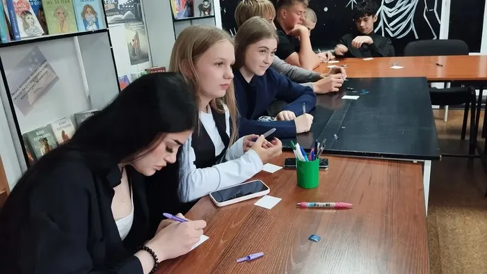 3 сентября — дата, которая для каждого из нас наполнена особым смыслом. В этот день мы вспоминаем окончание Второй мировой войны и склоняем головы в память о жертвах террористических актов.
В Центральной библиотеке прошел серьезный диалог с учениками старших классов МКОУ «СОШ №1» р. п. Куйтун. Встречу назвали «Терроризм — игра без правил», но уже в процессе общения стало ясно: здесь нет места играм. Терроризм — это жестокая попытка навязать миру хаос, и противостоять ему можно только знаниями и бдительностью.
Вместе с ребятами мы восстановили в памяти трагические страницы истории нашей страны: Со времен Второй мировой войны перейдя в современный мир от Беслана и Буденновска до Волгодонска и Каспийска. Обсудили непростые вопросы: почему преступники выбирают тактику запугивания? Должно ли государство отвечать на насилие жестко или строго в рамках закона? И, главное, что каждый из нас может сделать, чтобы мир стал безопаснее?
Особое внимание уделили практической стороне безопасности. Разобрали алгоритмы действий в ситуациях, с которыми, к сожалению, может столкнуться любой:
Что делать, если в транспорте осталась бесхозная сумка? Как вести себя при звуках выстрелов или взрыве? Как действовать, если поступила угроза по телефону или объявлена эвакуация? Как не поддаться панике в давке? Эти знания — не просто теория, а необходимый навык выживания в современном мире.
В завершение встречи ребята оставили свои пожелания на символической планете, размещенной на нашем плакате. Каждый из них ответил на вопрос: «Что нужно делать, чтобы в мире не было терроризма?». Искренние слова школьников еще раз подтвердили: наше главное оружие — это человечность, критическое мышление и гражданская ответственность.
Началась   встреча с фразы «игра без правил», а закончили её осознанием: наши правила — это закон, взаимопомощь и умение противостоять насилию. Только так мы можем защитить наше общее будущее.