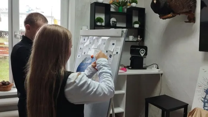 3 сентября — дата, которая для каждого из нас наполнена особым смыслом. В этот день мы вспоминаем окончание Второй мировой войны и склоняем головы в память о жертвах террористических актов.
В Центральной библиотеке прошел серьезный диалог с учениками старших классов МКОУ «СОШ №1» р. п. Куйтун. Встречу назвали «Терроризм — игра без правил», но уже в процессе общения стало ясно: здесь нет места играм. Терроризм — это жестокая попытка навязать миру хаос, и противостоять ему можно только знаниями и бдительностью.
Вместе с ребятами мы восстановили в памяти трагические страницы истории нашей страны: Со времен Второй мировой войны перейдя в современный мир от Беслана и Буденновска до Волгодонска и Каспийска. Обсудили непростые вопросы: почему преступники выбирают тактику запугивания? Должно ли государство отвечать на насилие жестко или строго в рамках закона? И, главное, что каждый из нас может сделать, чтобы мир стал безопаснее?
Особое внимание уделили практической стороне безопасности. Разобрали алгоритмы действий в ситуациях, с которыми, к сожалению, может столкнуться любой:
Что делать, если в транспорте осталась бесхозная сумка? Как вести себя при звуках выстрелов или взрыве? Как действовать, если поступила угроза по телефону или объявлена эвакуация? Как не поддаться панике в давке? Эти знания — не просто теория, а необходимый навык выживания в современном мире.
В завершение встречи ребята оставили свои пожелания на символической планете, размещенной на нашем плакате. Каждый из них ответил на вопрос: «Что нужно делать, чтобы в мире не было терроризма?». Искренние слова школьников еще раз подтвердили: наше главное оружие — это человечность, критическое мышление и гражданская ответственность.
Началась   встреча с фразы «игра без правил», а закончили её осознанием: наши правила — это закон, взаимопомощь и умение противостоять насилию. Только так мы можем защитить наше общее будущее.